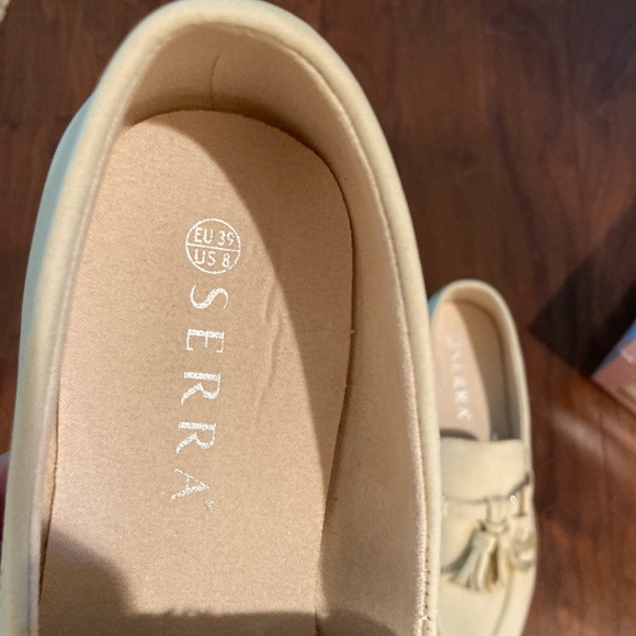 Serra Women’s loafers sz 8 cream lug sole with tassel slip on style NEW IN BOX - Picture 4 of 6